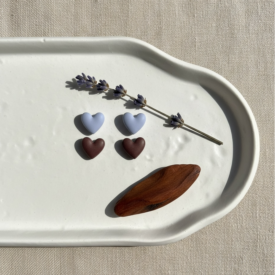 Feminine Herz-Doppelstecker aus hochwertigem Schmuck, Bordeaux und Pastellblau